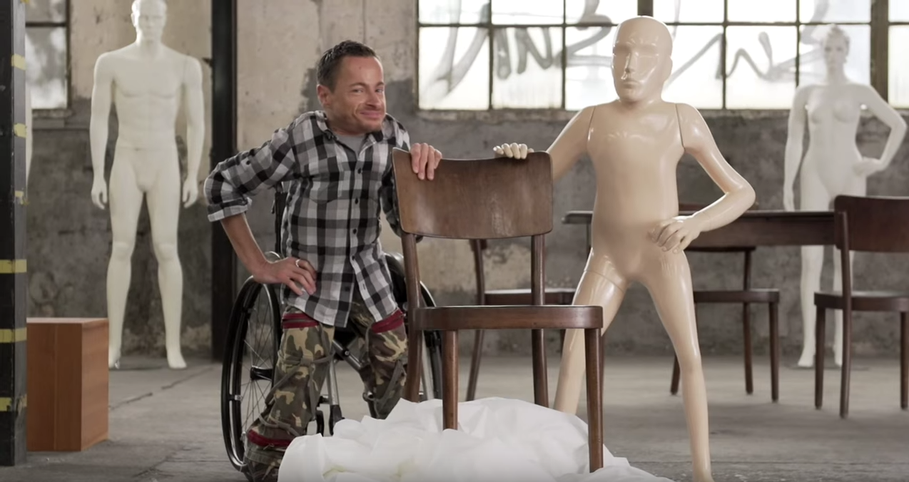 Erwin Aljukic pose avec un mannequin réalisé d'après sa silhouette pour la campagne «Qui est parfait?»