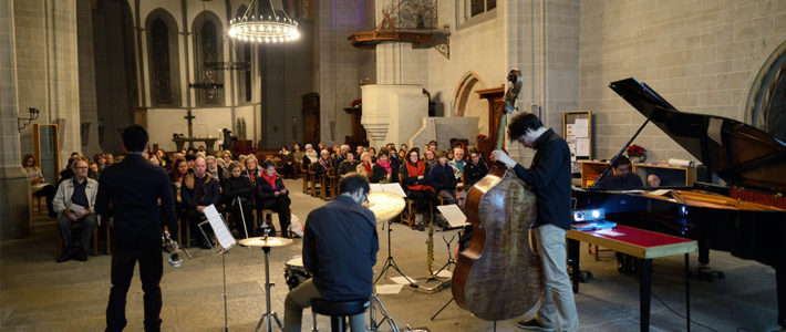 Le Louis Billette Quintet, de dos, jouant lors du samedi singulier à l'Eglise Saint-François