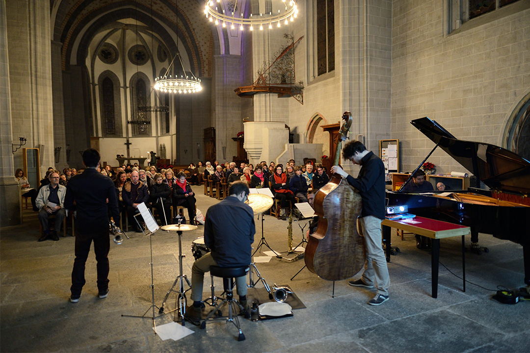 Le Louis Billette Quintet, de dos, jouant lors du samedi singulier à l'Eglise Saint-François